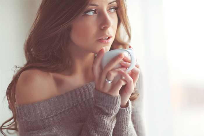 woman drinking coffee的圖片搜尋結果