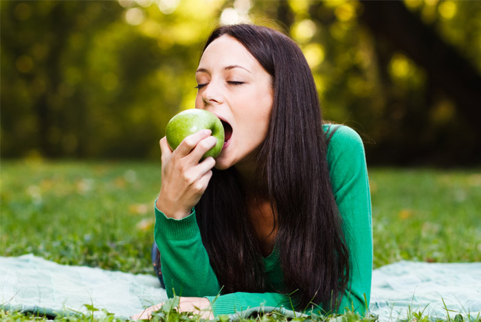 12 Amazing Health Benefits of Apples